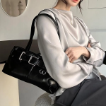 Etté Belt Buckle Leather Shoulder Bag — выразительная сумка с акцентом на детали