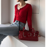 Etté Belt Buckle Leather Shoulder Bag — выразительная сумка с акцентом на детали