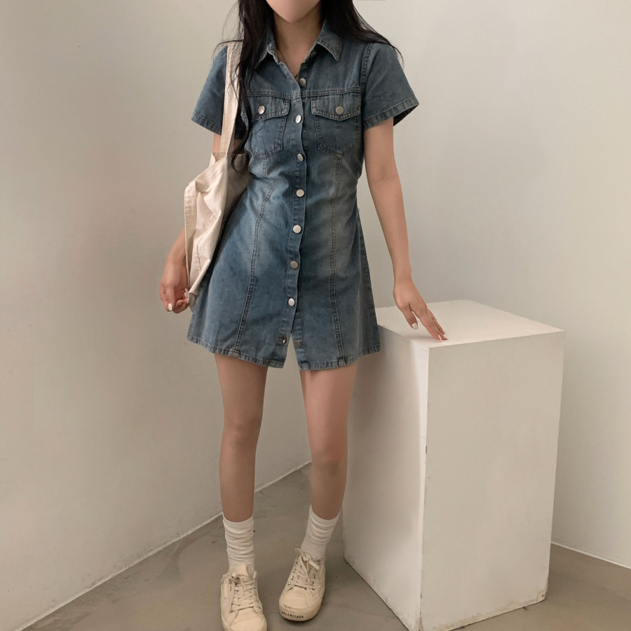 Джинсовое мини-платье с короткими рукавами и планкой на пуговицах