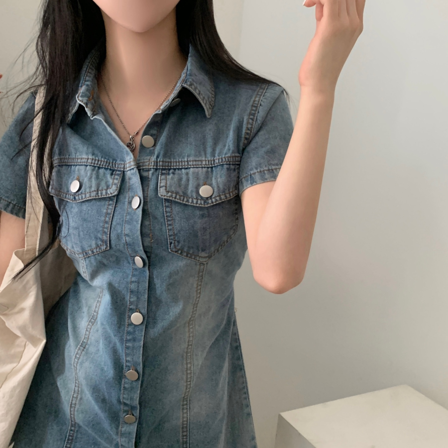 Джинсовое мини-платье с короткими рукавами и планкой на пуговицах