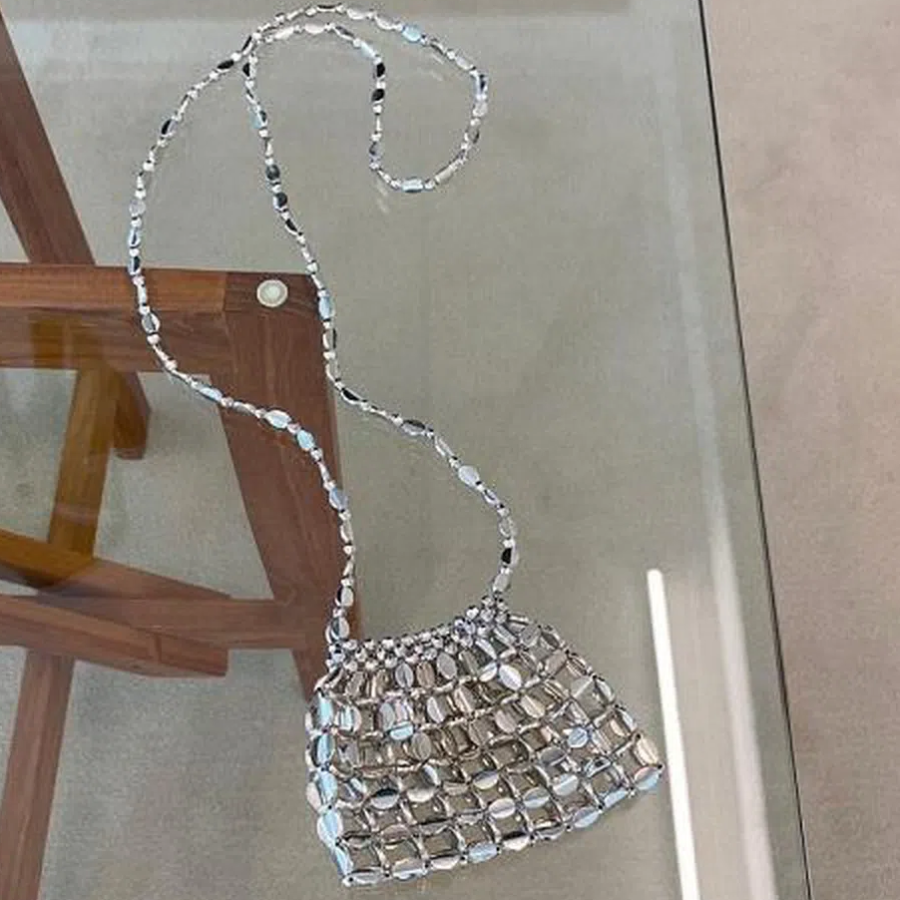 Сумка из серебристых бусин — блестящий акцент для стильного образа