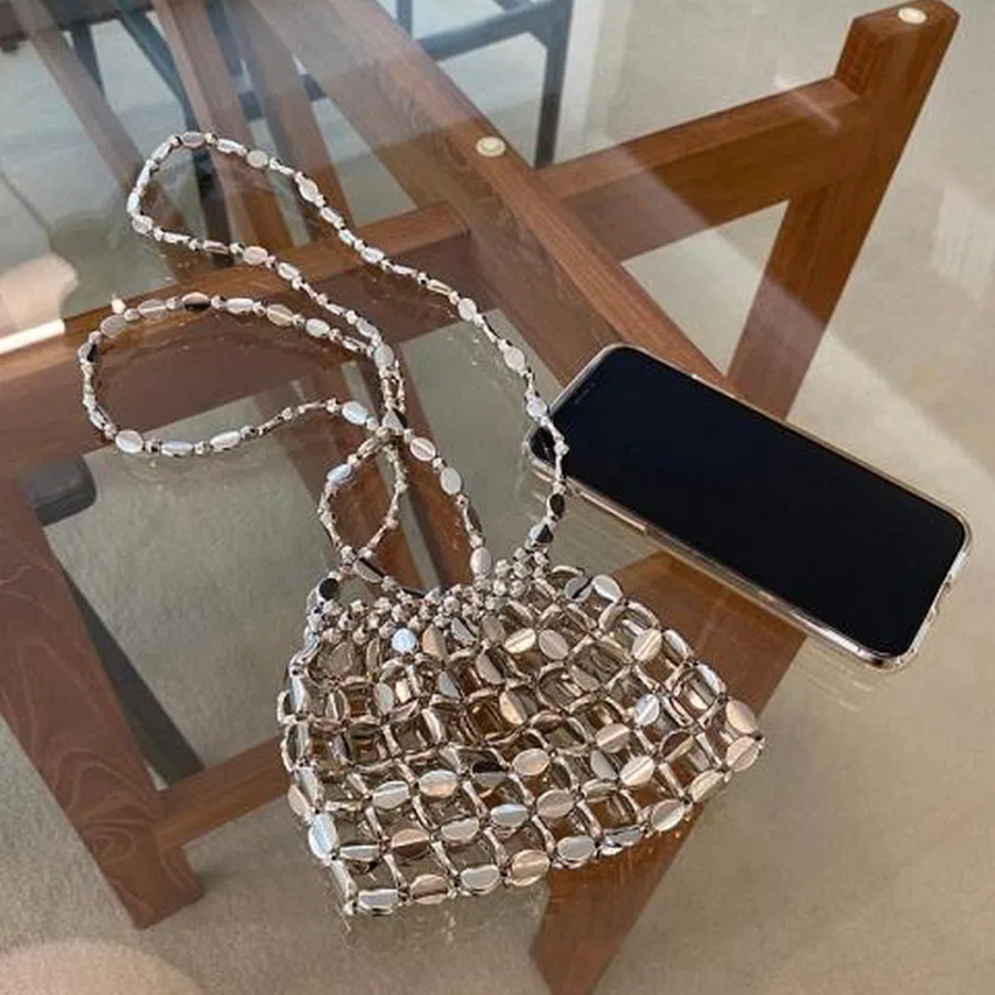 Сумка из серебристых бусин — блестящий акцент для стильного образа