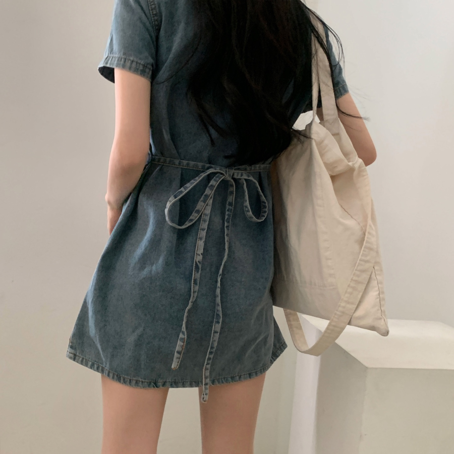 Джинсовое мини-платье с короткими рукавами и планкой на пуговицах