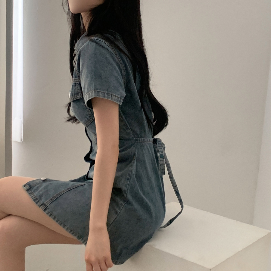 Джинсовое мини-платье с короткими рукавами и планкой на пуговицах