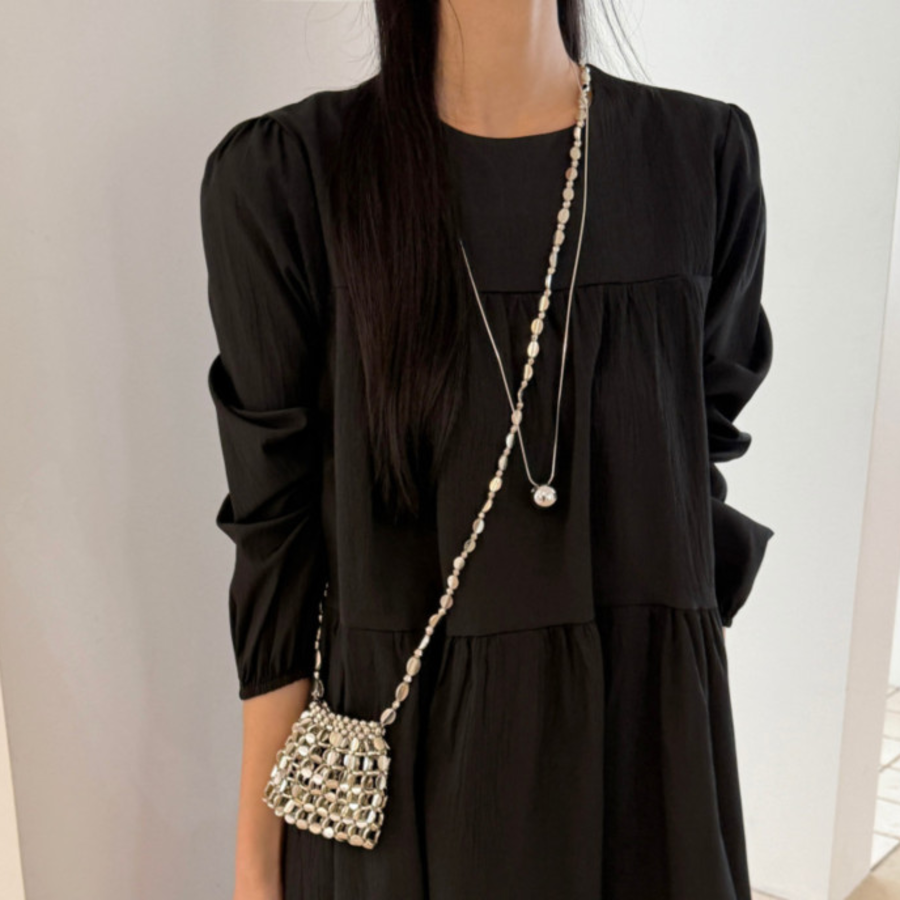 Сумка из серебристых бусин — блестящий акцент для стильного образа