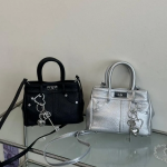 Сумка Square Bag с брелоком-ключом в форме сердца — универсальный аксессуар в элегантном стиле