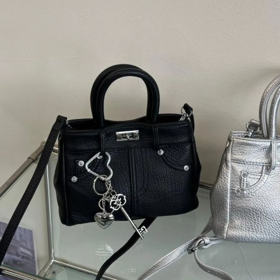 Сумка Square Bag с брелоком-ключом в форме сердца — универсальный аксессуар в элегантном стиле