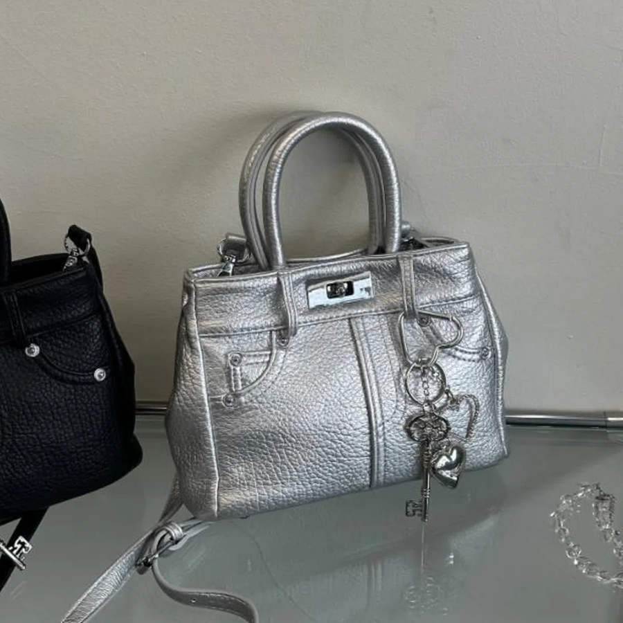 Сумка Square Bag с брелоком-ключом в форме сердца — универсальный аксессуар в элегантном стиле