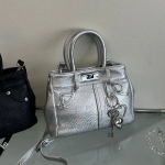 Сумка Square Bag с брелоком-ключом в форме сердца — универсальный аксессуар в элегантном стиле