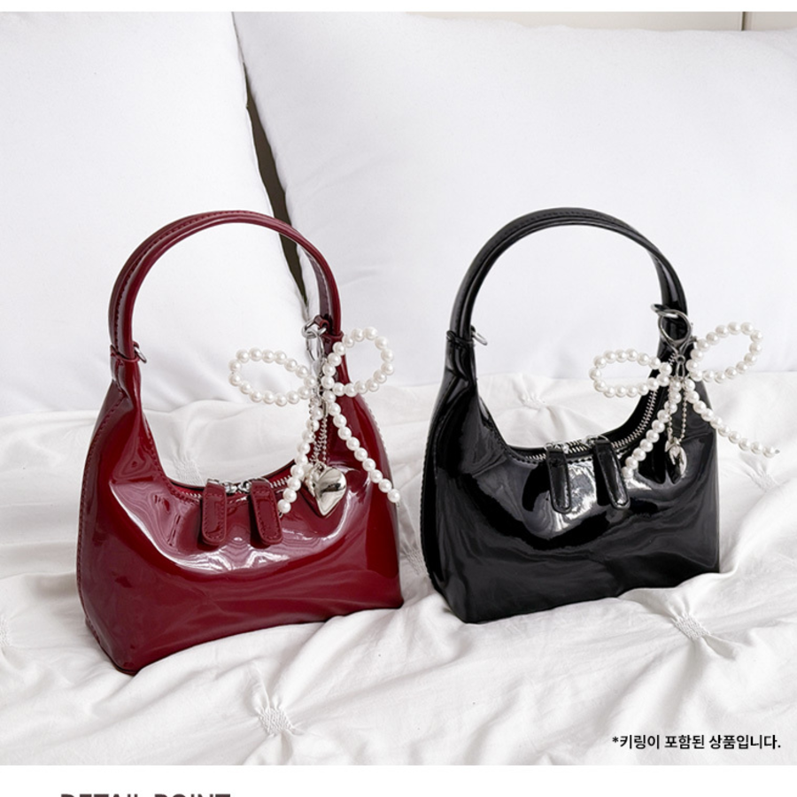 Lillnaren глянцевая кожаная сумка на цепочке — акцентный аксессуар для современного образа