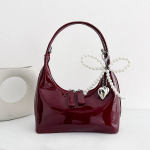 Lillnaren глянцевая кожаная сумка на цепочке — акцентный аксессуар для современного образа