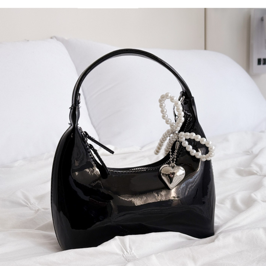 Lillnaren глянцевая кожаная сумка на цепочке — акцентный аксессуар для современного образа