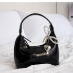 Lillnaren глянцевая кожаная сумка на цепочке — акцентный аксессуар для современного образа