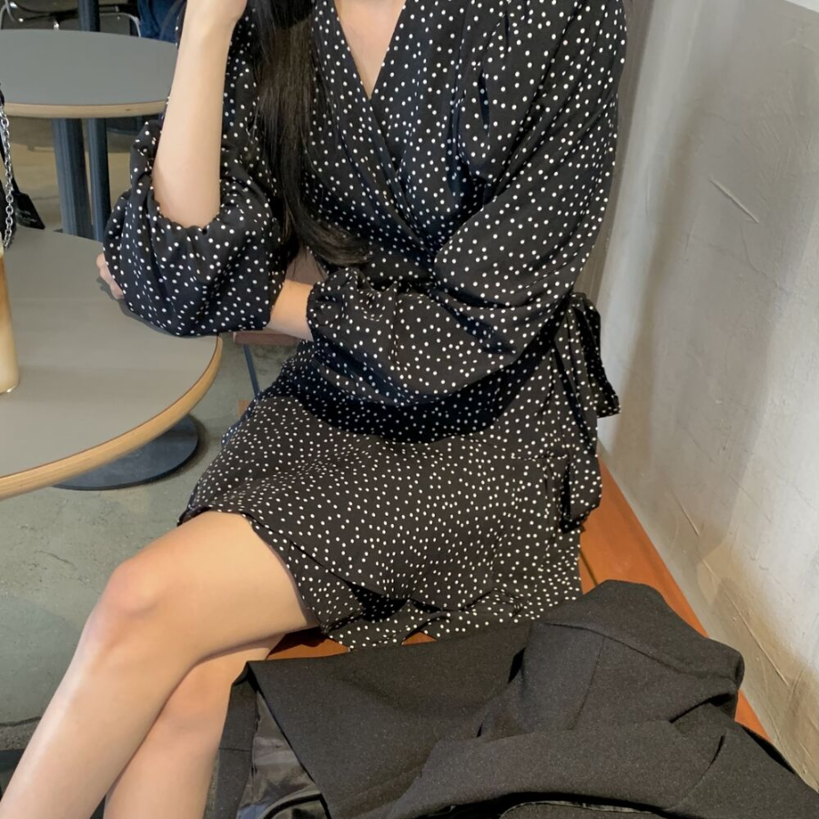 Мини-платье с запахом и пышной юбкой в горошек