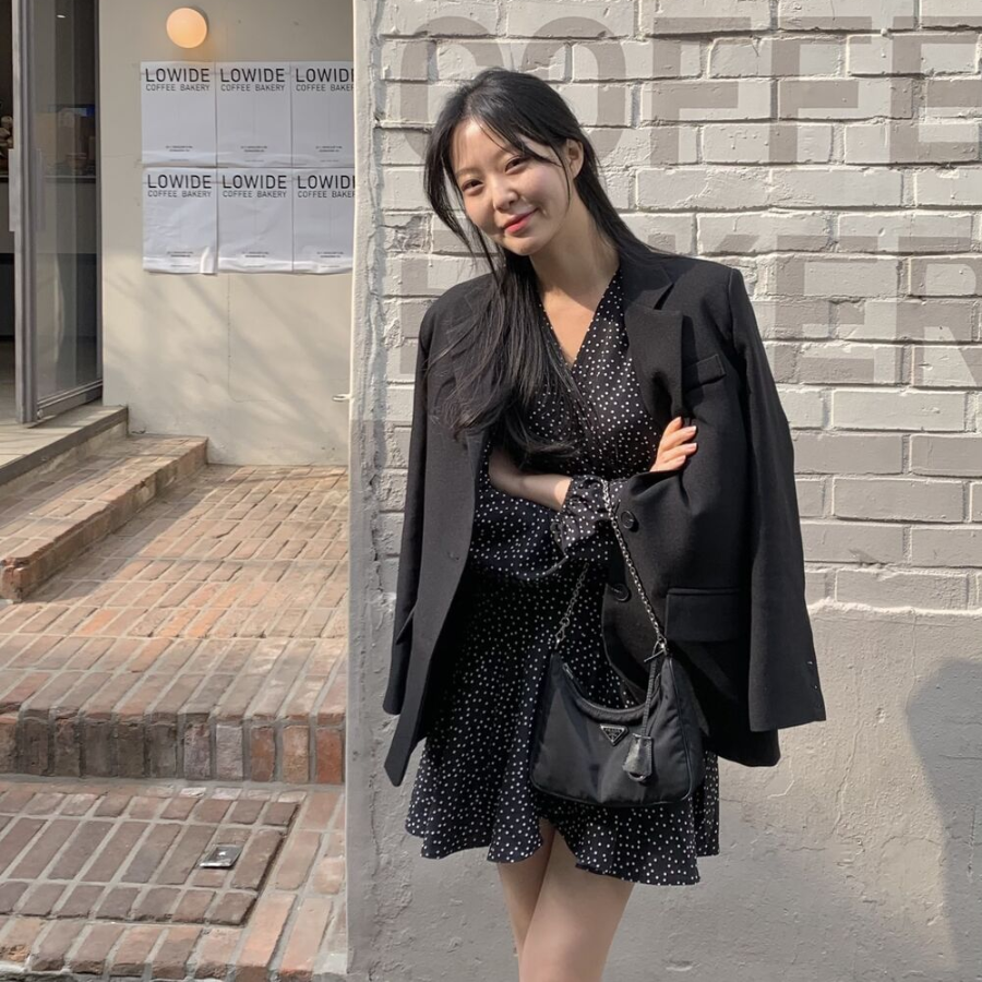 Мини-платье с запахом и пышной юбкой в горошек