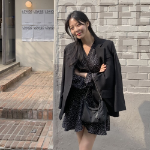 Мини-платье с запахом и пышной юбкой в горошек