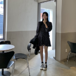 Мини-платье с запахом и пышной юбкой в горошек