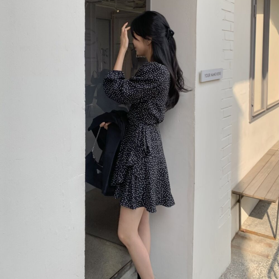 Мини-платье с запахом и пышной юбкой в горошек