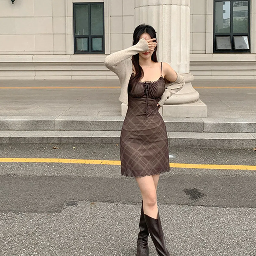 Клетчатое мини-платье с кружевом и приталенной шнуровкой