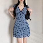 Цветочное приталенное мини-платье с глубоким V-образным вырезом и короткими рукавами