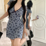 Цветочное приталенное мини-платье с глубоким V-образным вырезом и короткими рукавами