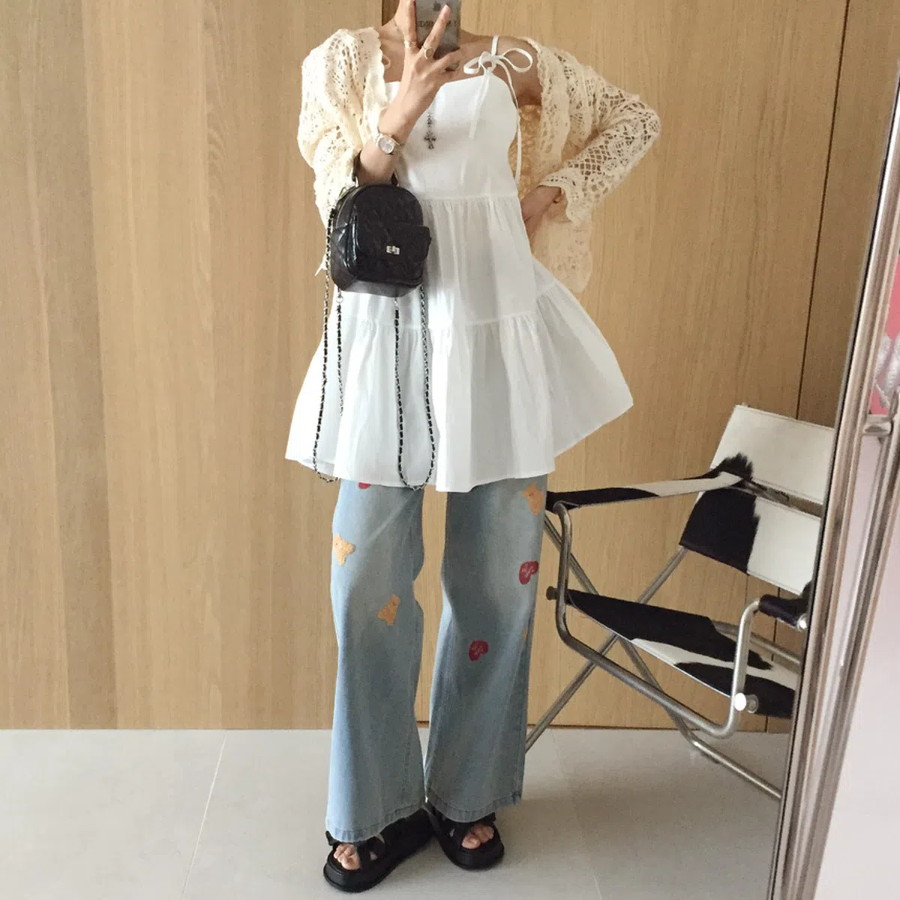 Мини-платье на тонких бретелях в стиле бэстие с А-силуэтом и каскадом складок