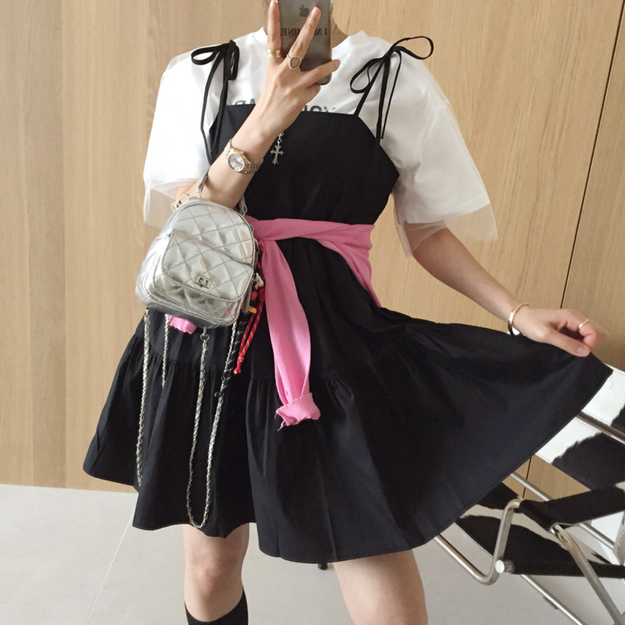 Мини-платье на тонких бретелях в стиле бэстие с А-силуэтом и каскадом складок