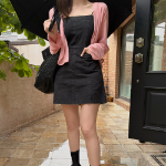 Мини-платье на бретелях в стиле бэстие с лаконичным дизайном