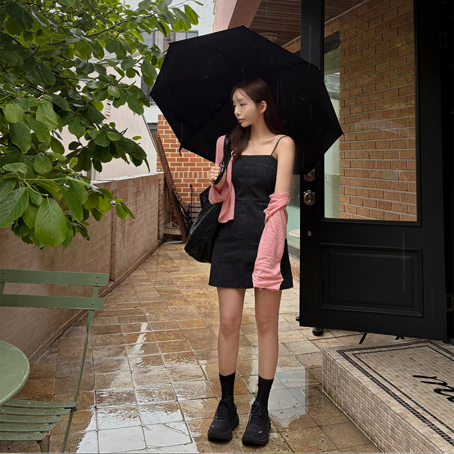 Мини-платье на бретелях в стиле бэстие с лаконичным дизайном