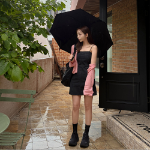 Мини-платье на бретелях в стиле бэстие с лаконичным дизайном