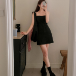 Мини-платье на бретелях в стиле бэстие с лаконичным дизайном