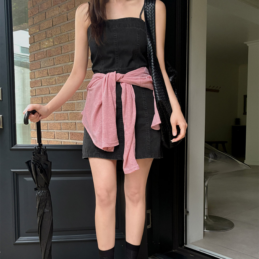 Мини-платье на бретелях в стиле бэстие с лаконичным дизайном