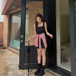 Мини-платье на бретелях в стиле бэстие с лаконичным дизайном