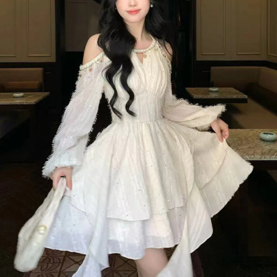 Облегающее мини-платье в романтичном стиле с акцентом на талию