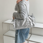 Сумка Tenny Crew Shoulder Bag — вместимость, стиль и спортивный блеск в одном аксессуаре