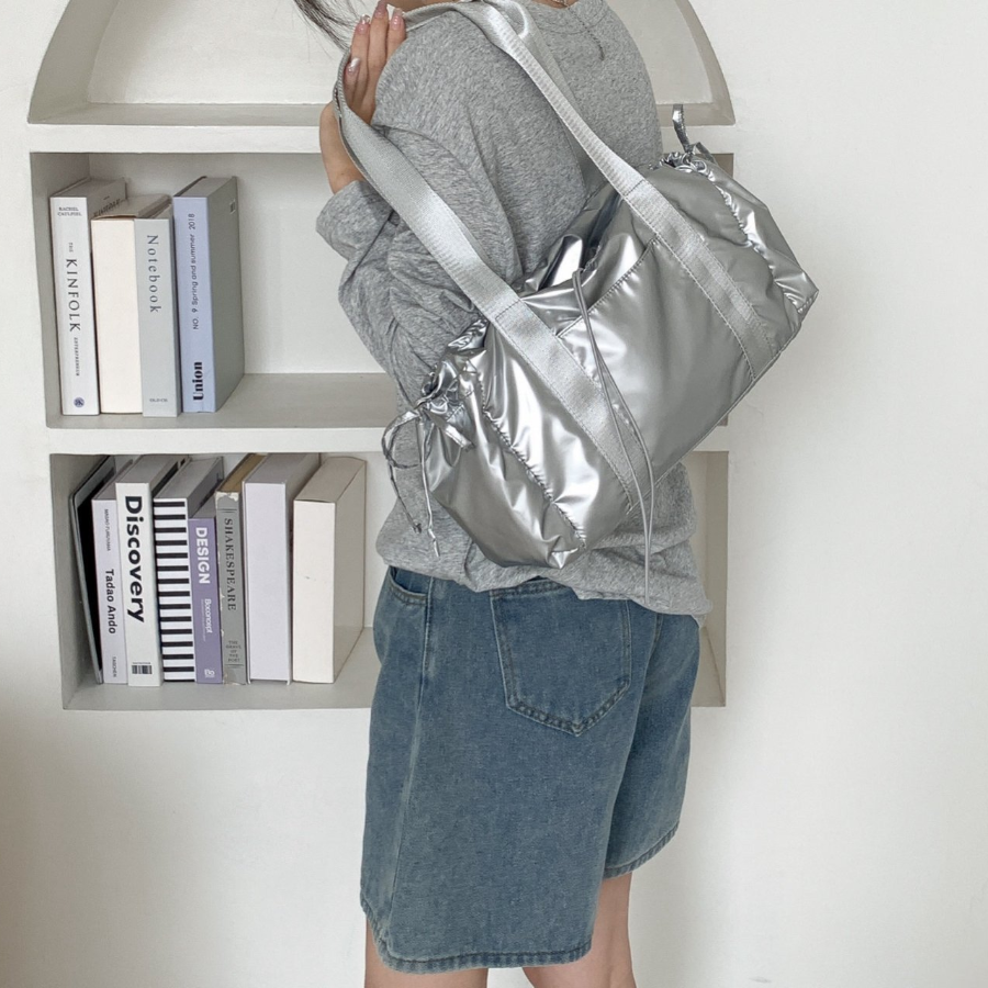 Сумка Tenny Crew Shoulder Bag — вместимость, стиль и спортивный блеск в одном аксессуаре