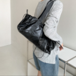 Сумка Tenny Crew Shoulder Bag — вместимость, стиль и спортивный блеск в одном аксессуаре