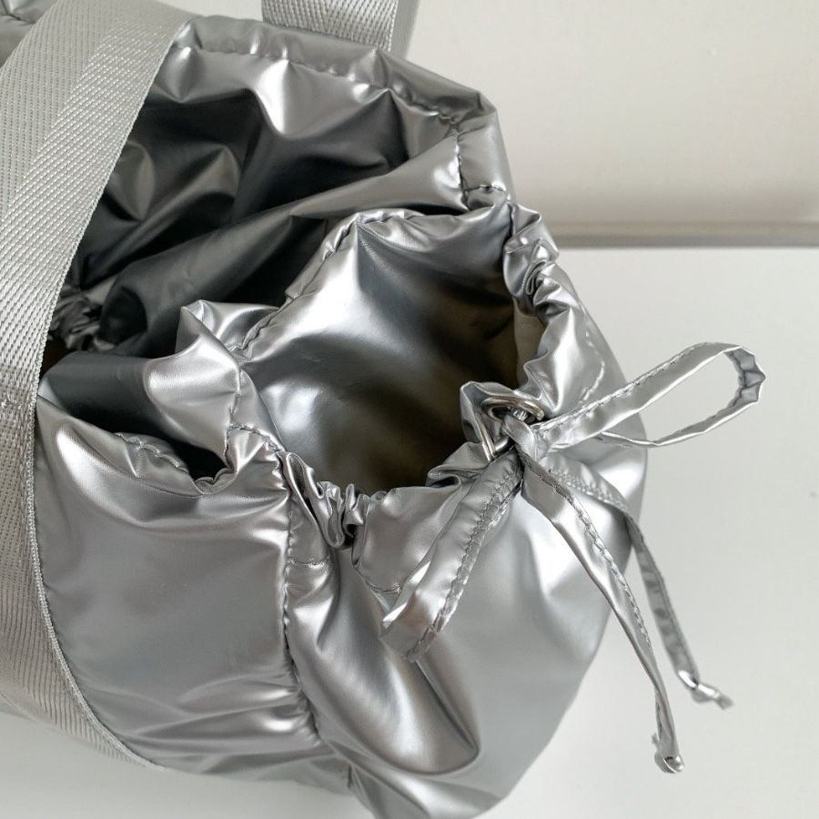 Сумка Tenny Crew Shoulder Bag — вместимость, стиль и спортивный блеск в одном аксессуаре