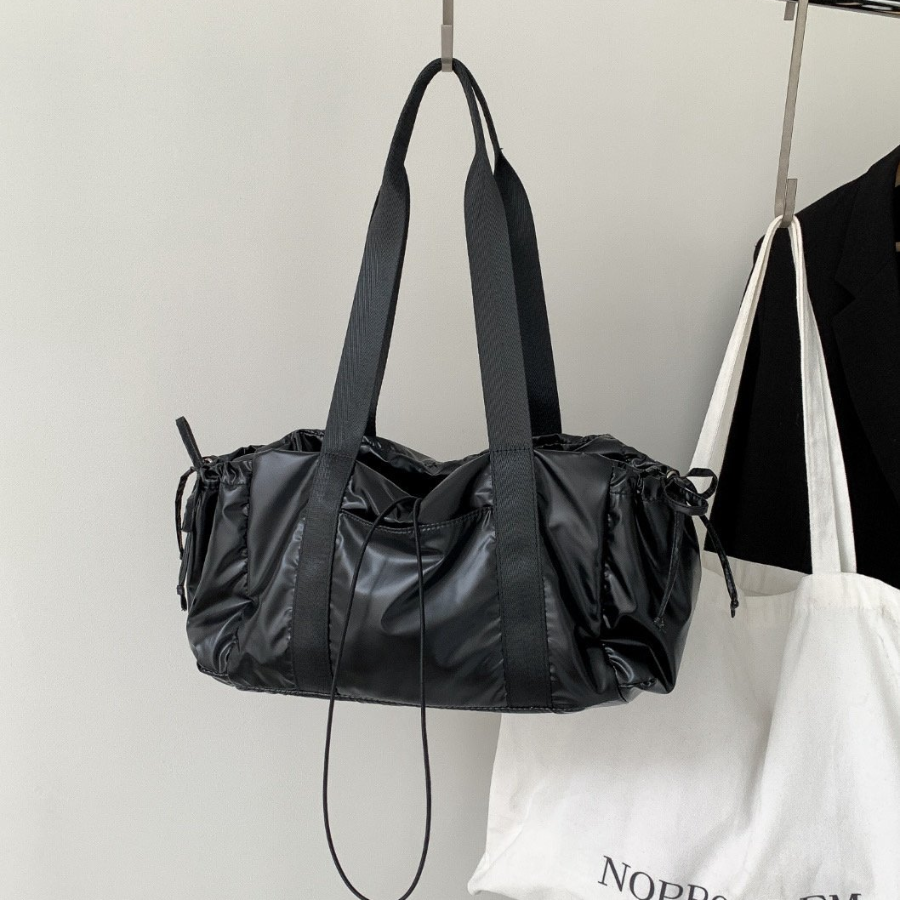 Сумка Tenny Crew Shoulder Bag — вместимость, стиль и спортивный блеск в одном аксессуаре