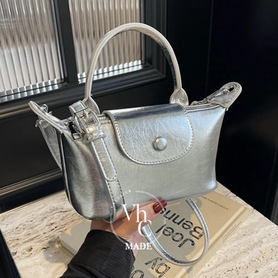 Сумка Glossy Mini Cross & Tote Bag — компактность и стильный блеск