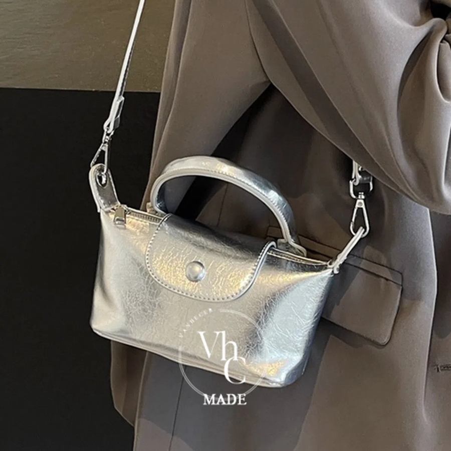 Сумка Glossy Mini Cross & Tote Bag — компактность и стильный блеск