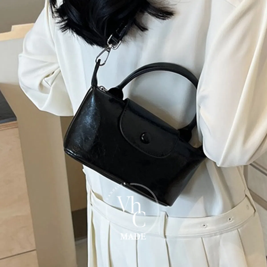 Сумка Glossy Mini Cross & Tote Bag — компактность и стильный блеск