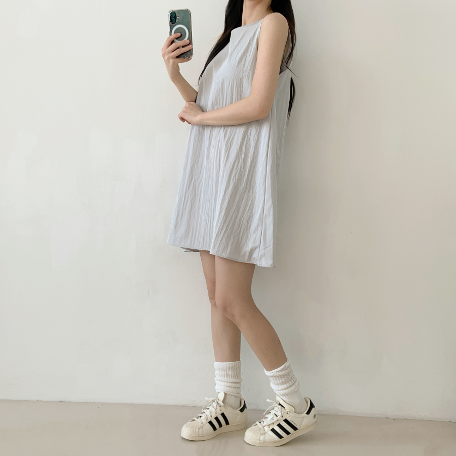 Лёгкое однотонное мини-платье без рукавов из нейлона