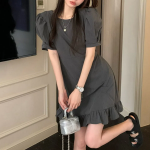 Очаровательное мини-платье с пышными рукавами и воланами