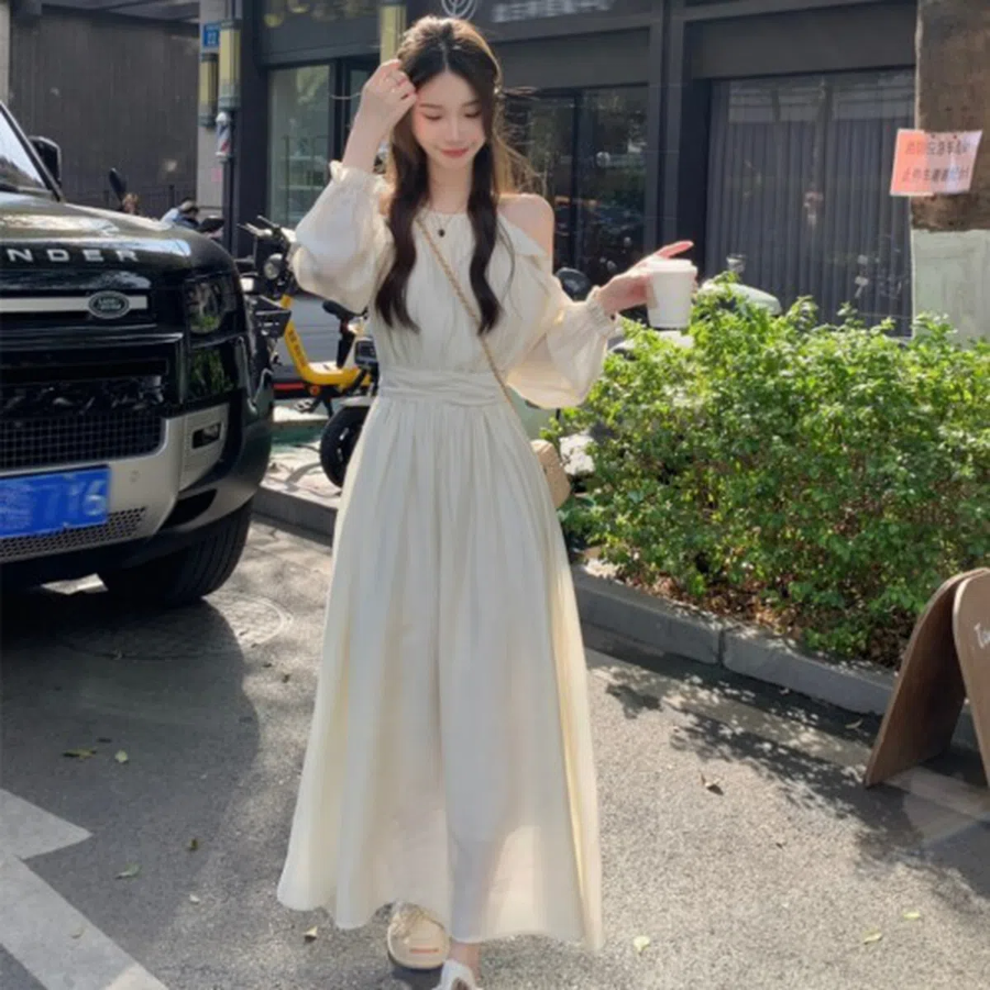 Длинное платье с открытыми плечами в нежном стиле богини