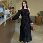 Длинное платье с открытыми плечами в нежном стиле богини