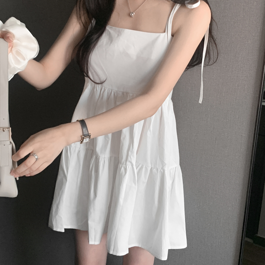 Мини-платье с ярусной юбкой на тонких бретелях