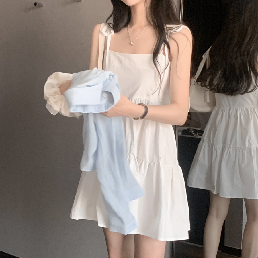 Мини-платье с ярусной юбкой на тонких бретелях