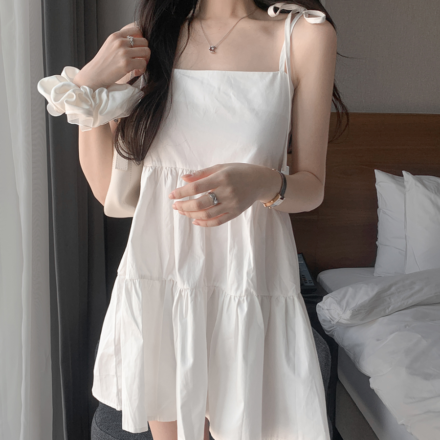 Мини-платье с ярусной юбкой на тонких бретелях