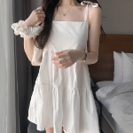 Мини-платье с ярусной юбкой на тонких бретелях